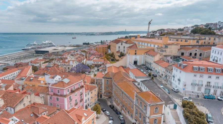 Places to visit by renting a car around Lisbon