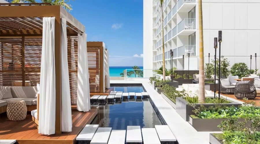 Partial Views of the Ocean from Your Private Lanai -Steps to Waikiki Beach -Pool 