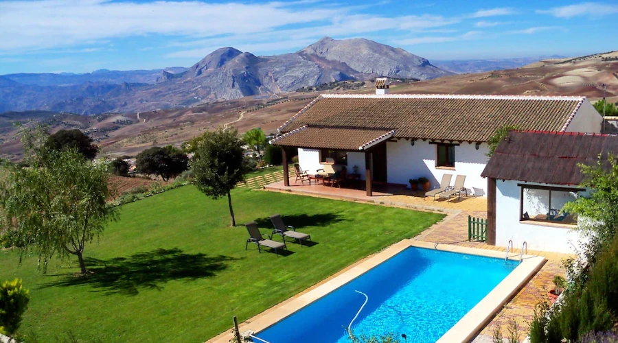 Quiet rural house in the center of Andalusia with stunning views.