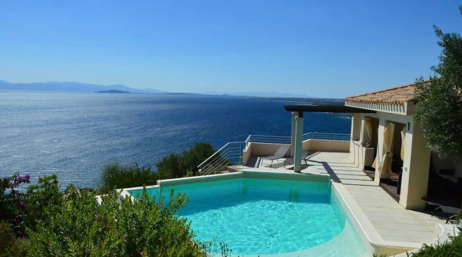 Stunning sea view, idyc location, private pool, privacy 
