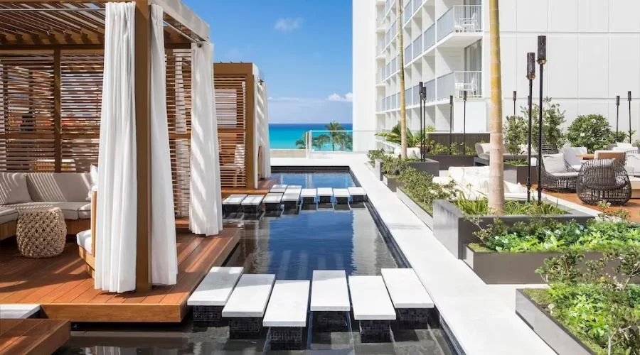 Partial Views of the Ocean from Your Private Lanai -Steps to Waikiki Beach -Pool