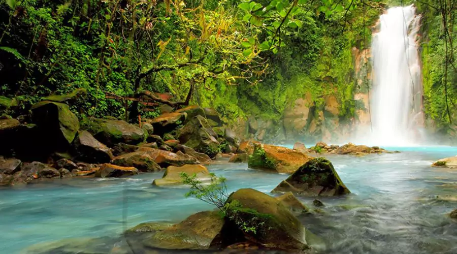 What are the must-visit destinations in Costa Rica for travellers arriving by flight?